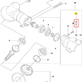 Metalowa śruba wykaszarki 233 RJ Husqvarna, cylindryczna z gwintami, podświetlona na żółto, zbliżenie na detal w schemacie montażu, otoczona innymi elementami mechanicznymi.