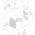 Dźwignia ssania wykaszarki Husqvarna 233 RJ w zbliżeniu. Element w kolorze czarnym z metalowymi detalami, o prostokątnym kształcie. Widoczne mocowania oraz otwory. Umieszczona na schemacie części, w tle inne komponenty narzędzia.