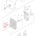 Śruba wykaszarki 233 RJ Husqvarna, metalowa, o niewielkich rozmiarach. Widoczna z boku, dodana do schematu technicznego. Ciemnoszara, z gwintem na całej długości. Nie ma widocznych napisów ani logo. Śruba umieszczona w kontekście montażowym.
