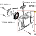 Rozrusznik do wykaszarki Husqvarna 235 RII, czarny, z metalową obudową, stojący w zbliżeniu. Na górze widoczny element mocujący oraz wyjście kabli. Na tle białym, bez dodatkowych elementów. Produkt nowy, gotowy do montażu.