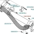 Zawieszenie wykaszarki 265 RX Husqvarna, przedstawione z boku, z widocznymi numerami katalogowymi. Część o metalowej konstrukcji, z zaokrąglonym końcem i teksturowanym uchwytem. Element mocujący z wytrzymałymi śrubami i zaznaczonymi detalami.