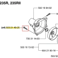 Śruba wykaszarki Husqvarna 235 RII, metalowa, srebrna, z gwintem. Ujęcie pokazuje śrubę w zbliżeniu, na schemacie części, z widocznymi numerami katalogowymi. Produkt przeznaczony do montażu elementów wykaszarki. Tło neutralne, techniczne.