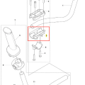 Wspornik wykaszarki 236 RS Husqvarna, metalowy, prostokątny, z delikatnymi wgłębieniami. Ujęcie z boku, ukazuje uchwyty montażowe. Tło białe, minimalistyczne, podkreślające produkt. Widoczne oznaczenia numeru części w kolorze czarnym.