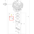 Sworzeń tłokowy wykaszarki 236 RS Husqvarna, metalowy element o cylindrycznym kształcie, widoczny z boku. Na zdjęciu nieczytelne napisy oraz szczegóły nieistotne dla identyfikacji. W tle przedstawione inne części silnika.