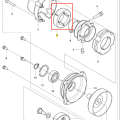 Amortyzator wykaszarki Husqvarna 236 RS, czarna metalowa obudowa z otworami montażowymi na górze i miejscem mocowania z boku. Nowy produkt na prostym tle, trwała tekstura.