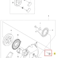 Śruba wykaszarki 236 RS Husqvarna, metalowa, srebrna, o cylindrycznym kształcie, z wyraźnym gwintem. Ujęcie z boku, na białym tle. Widoczna zogniskowana końcówka, idealna do montażu w sprzęcie ogrodowym.