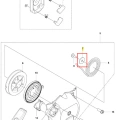 Podkładka wykaszarki 236 RS Husqvarna, okrągła, w kolorze czarnym, wykonana z materiału odpornego na zużycie. Widoczna z boku, ukazana na białym tle, z dokładnymi detalami mocowania. Idealna do zamontowania w systemach wykaszarek Husqvarna.