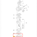 Nadwozie wykaszarki 236 RS Husqvarna, przedstawione z boku, z widocznymi szczegółami mocowania i otworami na elementy. Produkt w kolorze czarnym z metalicznymi akcentami, z precyzyjnie zaznaczonymi oznaczeniami. Tło proste, białe.
