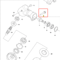Śruba wykaszarki 236 RS Husqvarna w kolorze srebrnym, w formie cylindrycznej, wykonana z metalu. Zbliżenie na detal z widocznymi rowkami. Produkt leży na jasnym tle, otoczony innymi częściami. Zastosowanie w sprzęcie ogrodniczym.