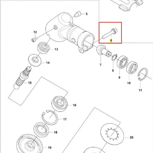 Śruba wykaszarki 236 RS Husqvarna w kolorze srebrnym, w formie cylindrycznej, wykonana z metalu. Zbliżenie na detal z widocznymi rowkami. Produkt leży na jasnym tle, otoczony innymi częściami. Zastosowanie w sprzęcie ogrodniczym.