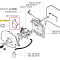 Czarna tuleja wykaszarki Husqvarna 240 R z tworzywa, o prostokątnym kształcie z wcięciem, z logo i numerami części, na białym tle, do mocowania w urządzeniu.