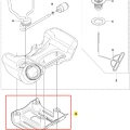 Osłona zbiornika do wykaszarki Husqvarna 243 RJ, czarna, wykonana z wytrzymałego tworzywa. Widok z boku, produkt leży na płaskiej powierzchni. Widać detale mocowań oraz otwory na śruby, które umożliwiają montaż.