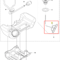 Uchwyt wykaszarki 243 RJ Husqvarna w kolorze czarnym, wykonany z tworzywa sztucznego, z owalnym otworem montażowym. Widok z góry, produkt leży na płaskiej powierzchni. Widoczne są szczegóły mocowania, na którym umieszczono logotyp producenta.