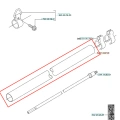 Rura wykaszarki 143 R Husqvarna w kolorze metalicznym, wydłużona, cylindryczna. Widoczna struktura gładkiej powierzchni. Ujęcie frontalne, leżąca na płaskiej powierzchni. Brak dodatkowych detali i otoczenia.