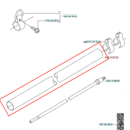 Rura wykaszarki 143 R Husqvarna w kolorze metalicznym, wydłużona, cylindryczna. Widoczna struktura gładkiej powierzchni. Ujęcie frontalne, leżąca na płaskiej powierzchni. Brak dodatkowych detali i otoczenia.