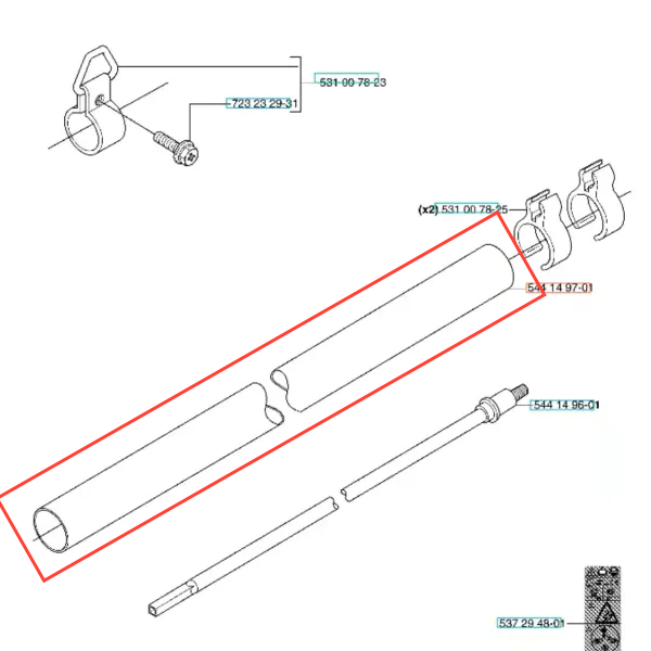 Rura wykaszarki 143 R Husqvarna w kolorze metalicznym, wydłużona, cylindryczna. Widoczna struktura gładkiej powierzchni. Ujęcie frontalne, leżąca na płaskiej powierzchni. Brak dodatkowych detali i otoczenia.