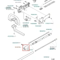 Łącznik wykaszarki 152 RB Husqvarna, widoczny w zbliżeniu, wykonany z metalu, w kształcie prostokątnym. Zawiera widoczne otwory montażowe oraz logo Husqvarna. Element leży na grafice przedstawiającej schemat wykaszarki na białym tle.