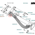 Śruba do wykaszarki Husqvarna 265 RX, metalowa, o okrągłym kształcie i widocznych gwintach. Zbliżenie na szczegóły, w pozycji leżącej. W tle zarys innych elementów, na jednostajnym tle, co podkreśla widoczność detalu.