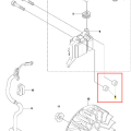 Element odległościowy wykaszarki 243 RJ Husqvarna, widoczny w schemacie, o cylindrycznym kształcie, w kolorze metalicznym. Zgłoszony z boku jako część zestawu montażowego, ukazuje mocowanie pośrednie. Zamek widoczny na górze.