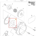 Sprężyna spiralna wykaszarki 243 RJ Husqvarna, metalowa, w kolorze szarym. Widoczna z boku, w pozycji leżącej. Produkt pokazany na tle schematu montażu, ułatwiającego identyfikację. Brak dodatkowych napisów.