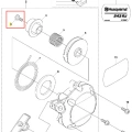 Śruba wykaszarki 243 RJ Husqvarna, mała, metalowa, z gwintem, w kształcie cylindrycznym, pokazana z boku na białym tle. Widoczne oznaczenie numeru 3 na schemacie części, umieszczona obok innych elementów w zestawie.