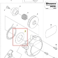 Koło pasowe wykaszarki 243 RJ Husqvarna w formie okrągłej, metalowe, w kolorze srebrnym. Ujęcie z boku, ukazujące detale wykończenia oraz otwory montażowe. Tło białe, proste, co podkreśla produkt. Widoczne logo Husqvarna na górze.