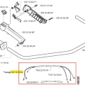 Zestaw instalacji elektrycznej do wykaszarki Husqvarna 252 RX, w skład którego wchodzą przewody i złączki. Elementy w kolorze czarnym i szarym, ułożone w formie schematu na białym tle. Widoczne numery katalogowe.