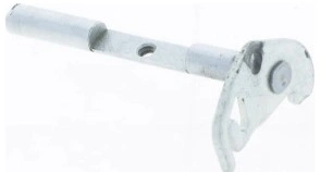 Zespół wału wykaszarki 243 RJ Husqvarna z metalowym elementem mocującym. Widoczny detal z zaczepem oraz cylindrycznym prętem. Produkt przedstawiony z boku, na jasnym tle, bez dodatkowych akcesoriów. Przeznaczony do montażu w wykaszarkach.