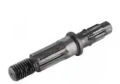 Trzonek wykaszarki 243 RJ Husqvarna w kolorze czarnym z metalicznego materiału, o cylindrycznym kształcie. Ujęcie frontalne, pokazująca gwint z jednej strony i gładką powierzchnię z drugiej. Element mechanizmu, istotny w narzędziach ogrodowych.