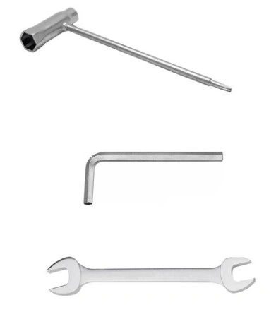 Zestaw narzędzi do wykaszarki Husqvarna 236 RS składa się z klucza nasadowego, klucza bocznego oraz klucza imbusowego, wykonanych ze stali. Elementy mają metaliczny wygląd, różnią się kształtem i długością, ukazane na białym tle.