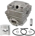 Cylinder zestawu wykaszarki 236 RS Husqvarna w kolorze metalicznym, z 6-warstwową głowicą i tłokiem z pierścieniami, umieszczony frontalnie na gładkiej powierzchni z widocznymi otworami montażowymi.