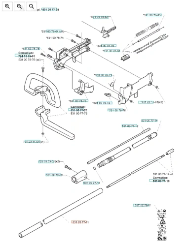 Rura wykaszarki 152 RB Husqvarna w kolorze metalicznym, długa i cylindryczna, o gładkiej fakturze. Widoczna na zdjęciu z boku, leżąca na jednolitym tle. Na końcach rury umieszczone mocowania do narzędzi, które podkreślają jej funkcjonalność.