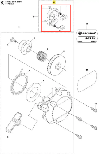 Zapadka wykaszarki 243 RJ Husqvarna, widoczna z boku w pozycji leżącej. Część plastikowa w kolorze czarnym, z wyraźnym logo Husqvarna. Obok detal montażowy, w zestawie śruby mocujące. Na białym tle, co podkreśla szczegóły konstrukcji.