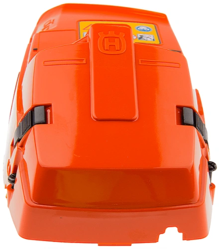 Osłona wykaszarki 226 RJ Husqvarna w intensywnym pomarańczowym kolorze, z zamkniętą konstrukcją. Widoczne dwa czarne paski mocujące z boku. Produkt prezentowany frontalnie na białym tle, bez dodatkowych elementów w otoczeniu.