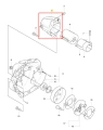 Osłona wykaszarki 241 RJ Husqvarna w kolorze czarnym, z tworzywa sztucznego. Widoczna z boku, w ujęciu frontalnym. Element ma gładką teksturę, z widocznymi mocowaniami. Prezentowany na białym tle, co podkreśla szczegóły konstrukcji i kształt.