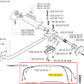 Linka gazu wykaszarki 252 RX Husqvarna, wykonana z metalu, w kolorze czarnym. Ujęcie z przodu, ukazujące kształt oraz miejsce mocowania. Produkt zamontowany, widoczne szczegóły konstrukcji. Proste tło, skupiające uwagę na elemencie.