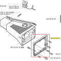 Czarny adapter zbiornika wykaszarki 252 RX Husqvarna, prostokątny, plastikowy, z otworem montażowym i metalowymi mocowaniami. Leżący na białym tle, idealny do ogrodnictwa.