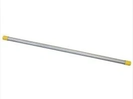Rurka złożenia wykaszarki 250 R Husqvarna, metalowa, srebrna, z żółtymi końcówkami. Ułożona poziomo na białym tle, w pełni widoczna, prosta forma, bez złożonych detali. Przeznaczenie: element do wykaszarki, używana w ogrodnictwie.