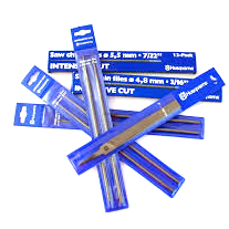 Pilnik okrągły Husqvarna 5,5 mm, metalowa powierzchnia, niebieskie opakowanie z logo. Widoczny zestaw z innymi pilnikami. Ułożone pod kątem, na jasnym tle, podkreślając różne grubości i długości pilników.