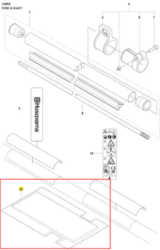 Ochrona wykaszarki 236 RS Husqvarna w formie prostokątnego elementu; kolor szary, wykonana z tworzywa. Widoczny napis Husqvarna. Produkt leży płasko, na jednolitym tle. Element służy do ochrony wykaszarki podczas użytkowania.