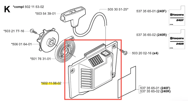 Obudowa rozrusznika do wykaszarki Husqvarna 250 R, kolor czarny, wykonana z tworzywa sztucznego. Ujęcie frontalne, produkt leżący. Widoczne otwory wentylacyjne oraz nadrukowane oznaczenia modelu. Tło jednolite, białe.