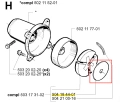 Podkładka wykaszarki 250 R Husqvarna, okrągła, szara z teksturowaną powierzchnią. Widoczny element mocujący z logo Husqvarna. Produkt leży na białym tle, w ujęciu z boku, eksponujący szczegóły. W zestawie widoczne śruby mocujące.