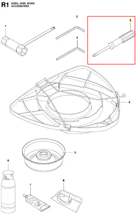 Metalowy śrubokręt do wykaszarki Husqvarna 253RJ z ergonomiczną, teksturowaną rączką dla pewnego chwytu. Służy do precyzyjnego wkręcania i odkręcania. W tle inne akcesoria do wykaszarki.