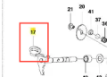 Trzonek wykaszarki Husqvarna 253RJ z metalowym zaczepem, prezentowany w zbliżeniu. Element z wyraźnie widocznym uchwyt do mocowania, matowe wykończenie, kolor szary. Fragment konstrukcji, kluczowy dla użytkowania.