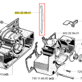 Przewód wykaszarki 252 RX Husqvarna w kolorze żółtym o lekko giętym kształcie, widoczny w centrum rysunku technicznego. Jest to element zamieszczony obok innych części, w tym obudowy silnika. Wyraźnie widoczny numer katalogowy: 502 22 89-01.