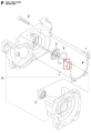 Przetyczka wykaszarki 253RJ Husqvarna w kolorze czarnym, wykonana z metalu. Widoczna z boku, z montażowym otworem. Detal przedstawia miejsce instalacji z wyraźnym oznaczeniem. Elementy wizualne koncentrują się na strukturze przetyczki oraz otworach.