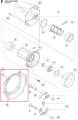 Osłona wykaszarki 253RJ Husqvarna w kolorze metalicznym, przedstawiona z boku. Zawiera otwór na mocowanie, widoczne występy w kształcie prostokątnym oraz otoczenie montażowe. Stan nowy, bez dodatkowych akcesoriów.
