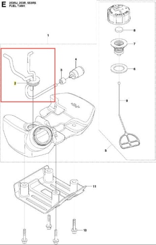 Rura wykaszarki 253RJ Husqvarna, w kształcie zakrzywionym, wykonana z metalu, z widocznym mocowaniem. Zbliżenie na detal, ukazujące sposób połączenia z silnikiem. Tło białe, proste, co podkreśla kontur elementu.