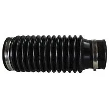 Zestaw naprawczy dmuchawy 150BT Husqvarna obejmuje elastyczny, czarny przewód z gumowanymi żeberkami o długości około 20 cm, z metalowymi zaciskami na obu końcach. Widoczne detale to faktura oraz mocowanie, które umożliwia stabilne połączenie.