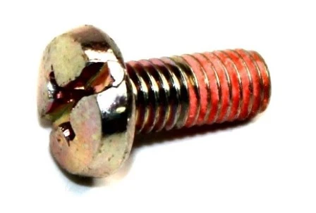 Śruba dmuchawy 150BF Husqvarna, metaliczna, z gwintem i płaskim łbem. Widoczna tekstura w kolorze srebrnym z delikatnym odcieniem czerwieni. Zbliżenie na detal produktu, ukazujące śrubę w pozycji poziomej.